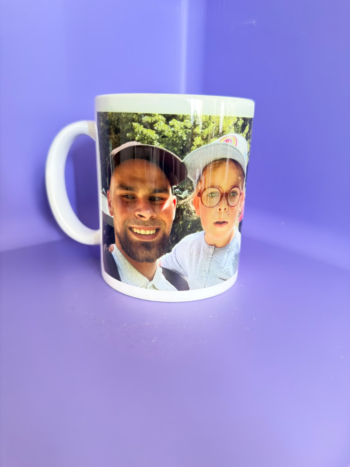 Witte mok met een persoonlijke foto van twee personen.