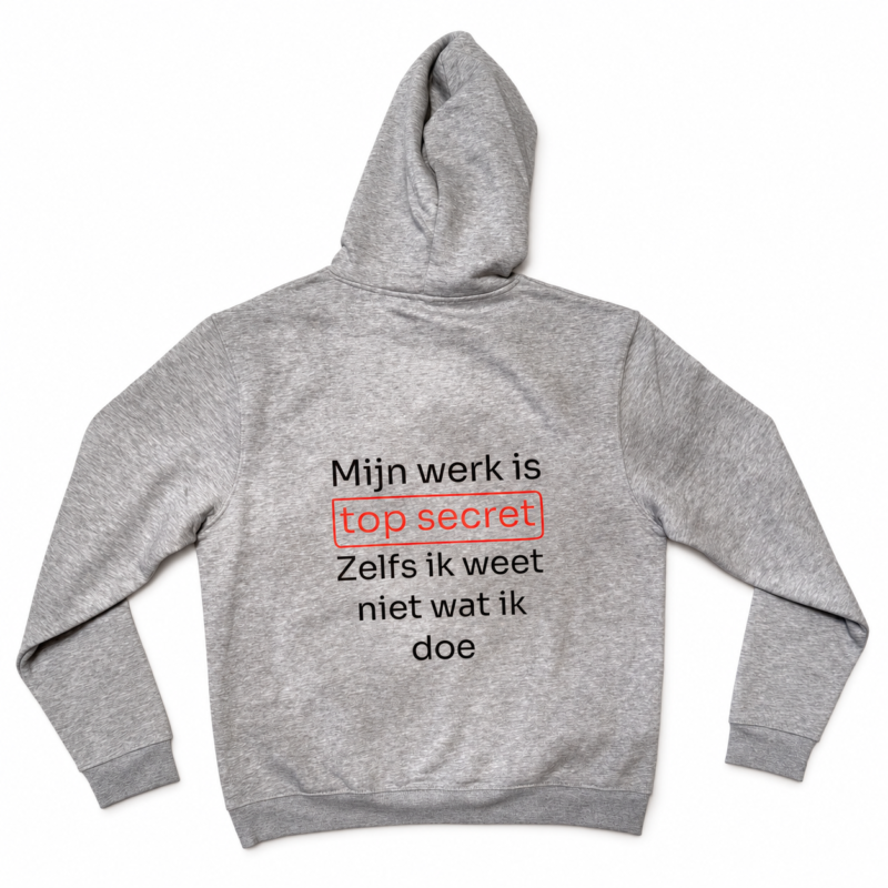 Achterkant van grijze hoodie met de tekst ‘Mijn werk is top secret. Zelfs ik weet niet wat ik doe’.